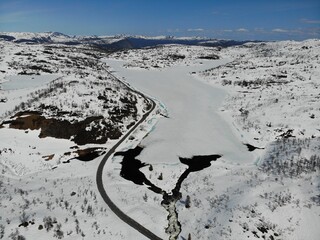 Luftbild am verschneiten Suleskarvegen/Norwegen