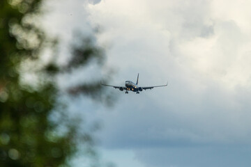 Fototapeta na wymiar flugzeug beim landeanflug auf den flughafen eindhoven