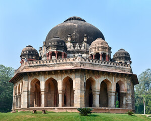 Obraz premium Muhammad Shah tomb in New Delhi Lodhi garden, India, ancient indian building mausoleum of Muhammad Shah with eight chhatri and gigantic dome, beautiful indian domed architecture temple