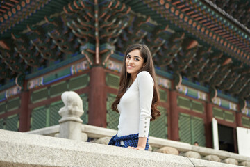 a foreign woman who travels to tourist attractions in Korea