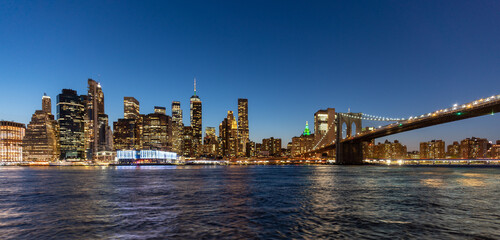 Fototapeta na wymiar New York City's Brooklyn Bridge and Manhattan skyline illuminated at night