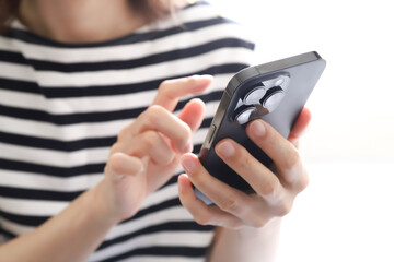 スマートフォンを操作する女性