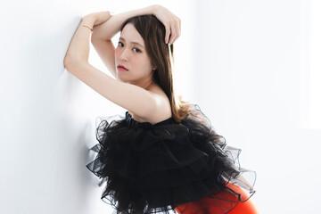 ステージ衣装を着た女性
