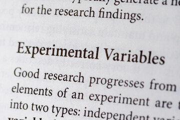 Obraz premium close-up of the scientific research term Experimental Variables on paper background