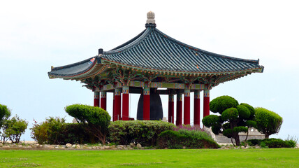 Obraz premium San Pedro (Los Angeles), California: Korean Friendship Bell located in Angels Gate Park, San Pedro district of Los Angeles