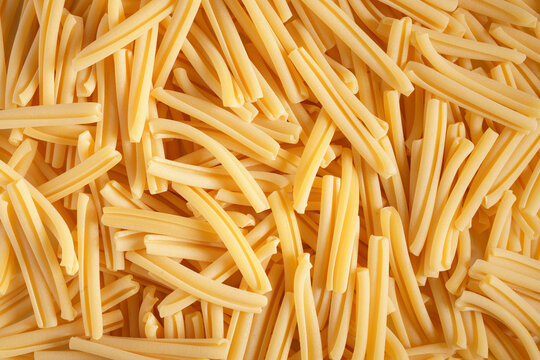 Włoski makaron casarecce rozsypany, zdjecie makro
