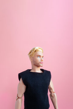 ピンク色の背景に立っているバービーの恋人のケン･金髪の男性 - ジェンダーレス･多様性のイメージ素材