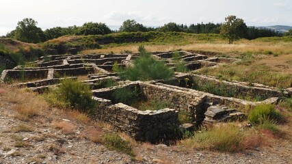 castro romano de la edad de hierro en el pueblo de castromaior, viviendas cuadradas y rectangulares...