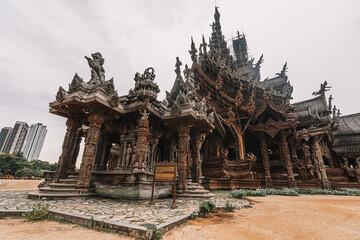 Naklejka premium Sanctuary of Truth, Pattaya, Thailand, wooden temple by the ocean during sunset on beach of Pattaya. Temple of Truth in Thailand