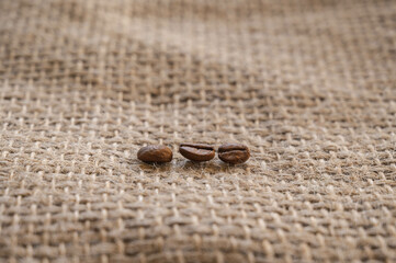 麻布と並んだコーヒー豆