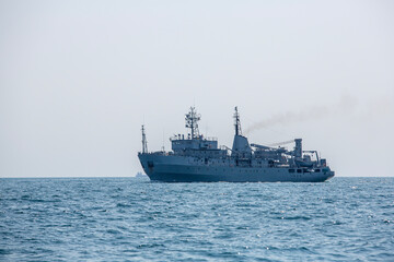 Obraz premium warships on a combat mission. Warship on the transition.