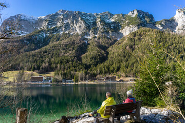 Urlaub in Bayern: der magische Hintersee bei Ramsau, Berchtesgaden mit schneebedeckten Bergen und...