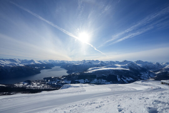 Auf den Bergen von Stranda mit Blick auf den Storfjord in Norwegen