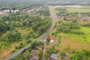 Panorama miasta Żagań wykonana z dużej wysokości z użyciem drona. Na pierwszym planie widać budynki w strefie ekonomicznej przy ulicy Asnyka, na drugim planie widać odległe centrum miasta. - 628977811
