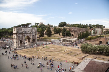 Obraz premium The Arch of Constantine in Rome Italy with a blue sky