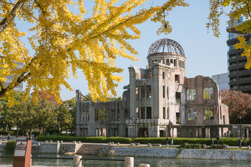 原爆ドームと黄葉したイチョウの葉　秋の広島平和記念公園　Atomic Bomb Dome and autumn yellow ginkgo leaves in Hiroshima