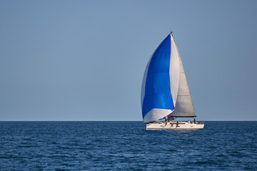 Obraz premium Sailing yacht under gennaker speaker