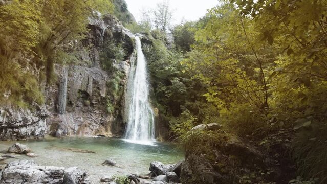 Cascata immersa nella natura colorata