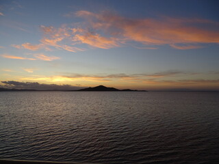 Una bonita puesta de sol, con la Isla del Barón de fondo, en La Manga, Cartagena (España)