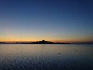 Una bonita puesta de sol, con la Isla del Barón de fondo, en La Manga, Cartagena (España) © Pablirous