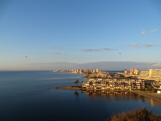 Una bonita puesta de sol en el Mar Menor, con vistas a La Manga, Cartagena (España) © Pablirous