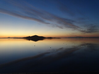 Una bonita puesta de sol, con la Isla del Barón de fondo, en La Manga, Cartagena (España) © Pablirous