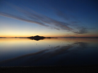Una bonita puesta de sol, con la Isla del Barón de fondo, en La Manga, Cartagena (España) © Pablirous