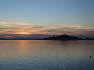 Una bonita puesta de sol, con la Isla del Barón de fondo, en La Manga, Cartagena (España)