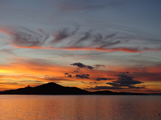 Una bonita puesta de sol, con la Isla del Barón de fondo, en La Manga, Cartagena (España) © Pablirous