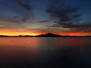 Una bonita puesta de sol, con la Isla del Barón de fondo, en La Manga, Cartagena (España) © Pablirous