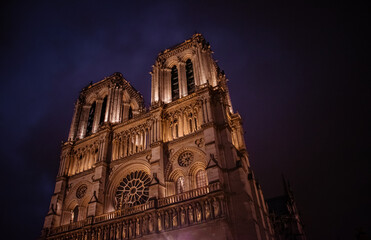 Fototapeta na wymiar notre dame cathedral by night