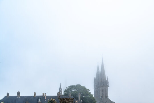 Kathedrale Saint-Paul Aurelien in Saint-Pol-de-Leon im Abendnebel, Bretagne