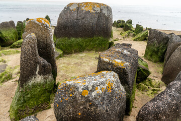 Dolmen von Guinirvit an der Baie von Kernic, Plouescat, Bretagne