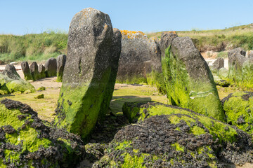 Dolmen von Guinirvit an der Baie von Kernic, Plouescat, Bretagne