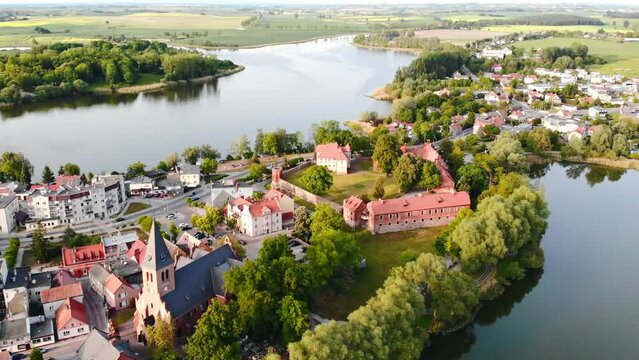 Zamek w Sztumie. Widok z drona przy zachodzie słońca.