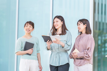 会社・大学を出て外出する女性達（友達・同僚・大学生・OL・ビジネスウーマン）
