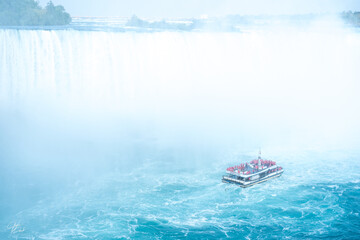 Boat with passenger in the Niagara Falls Horse shoe