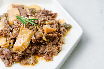 흰색 접시에 담긴 한국 전통 음식 불고기 요리