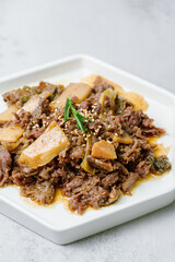 흰색 접시에 담긴 한국 전통 음식 불고기 요리