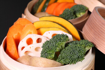 蒸篭に入った野菜