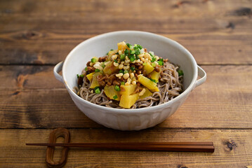 汁なし納豆たくあん蕎麦
