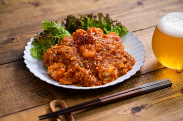 美味しそうなエビチリとビール