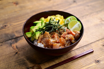 銀鮭の胡麻漬け、アボカドとたくあんの丼