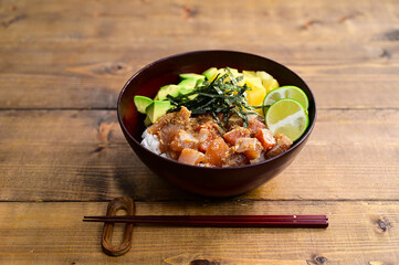 銀鮭の胡麻漬け、アボカドとたくあんの丼