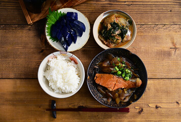 鮭の煮物、鯛の胡麻和えと茄子の漬物