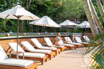 relax in the pool