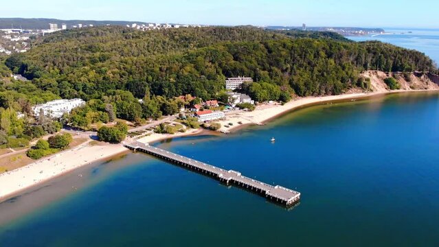 Widok z drona Molo w Gdynia Orlowo. Sopot. Morze. Wakacje nad morzem.