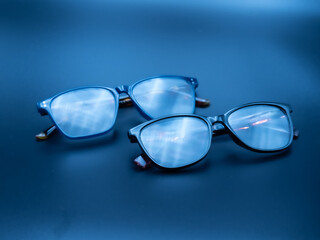 Fototapeta na wymiar Zwei stilvolle Brillen in harmonischer Kombination