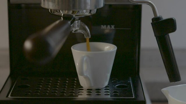 Espresso Zubereitung an der Siebtr&auml;germaschine.
