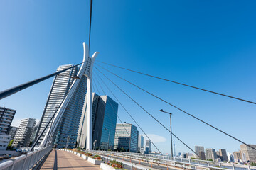 夏の青空と東京都中央区の中央大橋